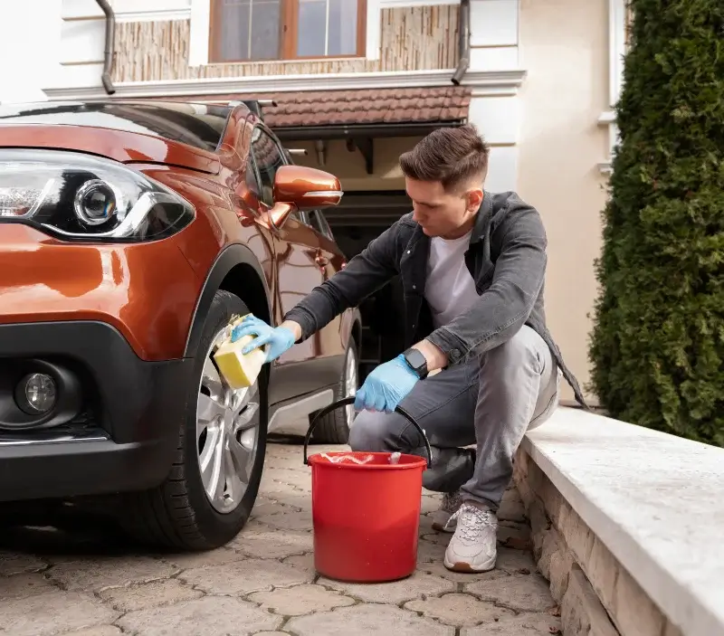 Lavage auto à domicile Bindernheim : professionnel intervenant sur un véhicule